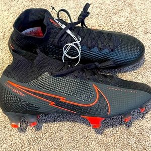 Nike Dynamic Fit Cleats size 5.5 Youth